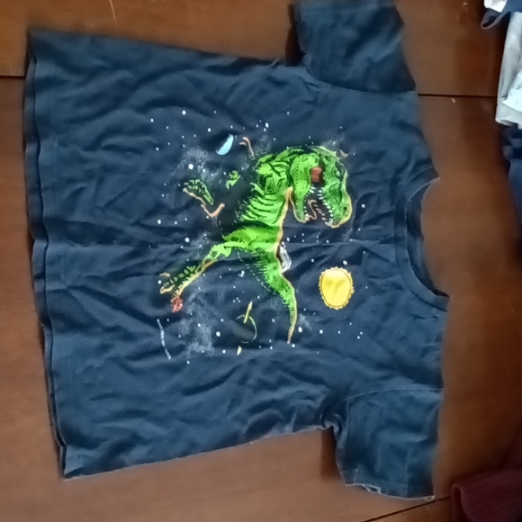T-Shirt - Picture 1 of 2